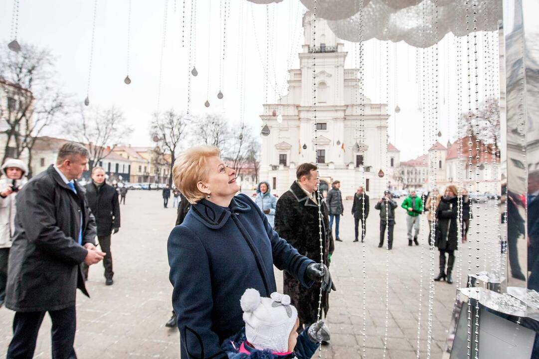 Prezidentė apžiūrėjo Kauno pagrindinę eglę