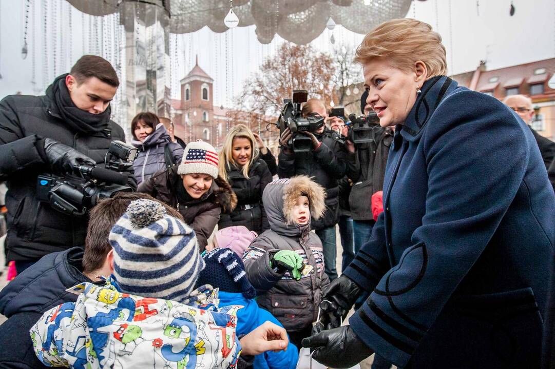 Prezidentė apžiūrėjo Kauno pagrindinę eglę