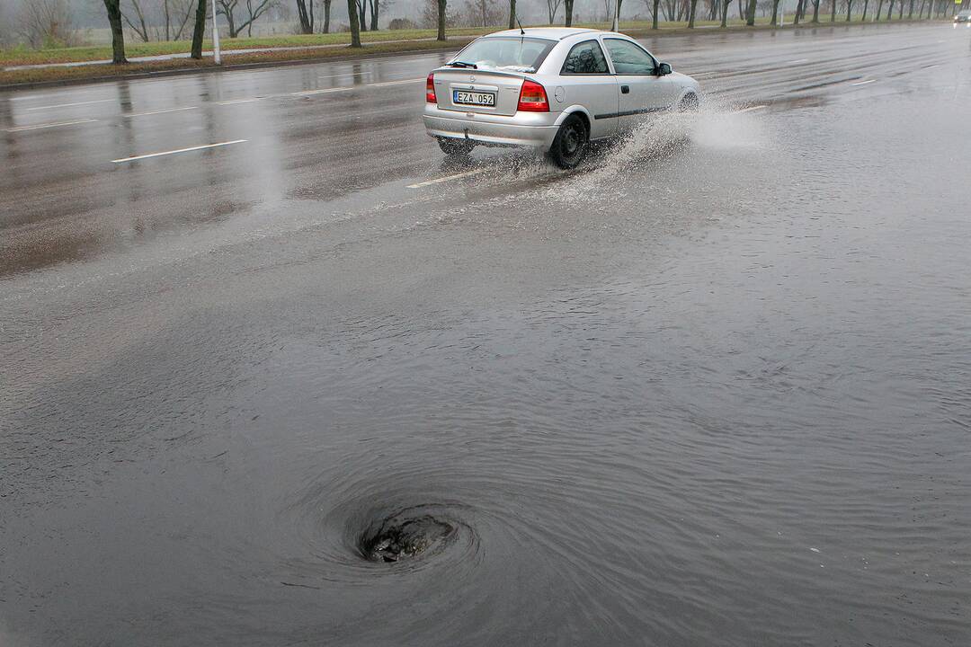 Vandentiekio avarija Jonavos gatvėje