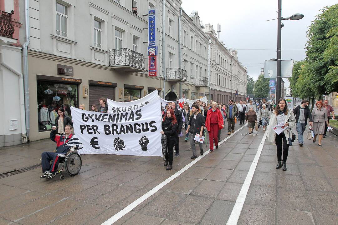 Protestivalio dalyviai okupuoja Miesto sodą