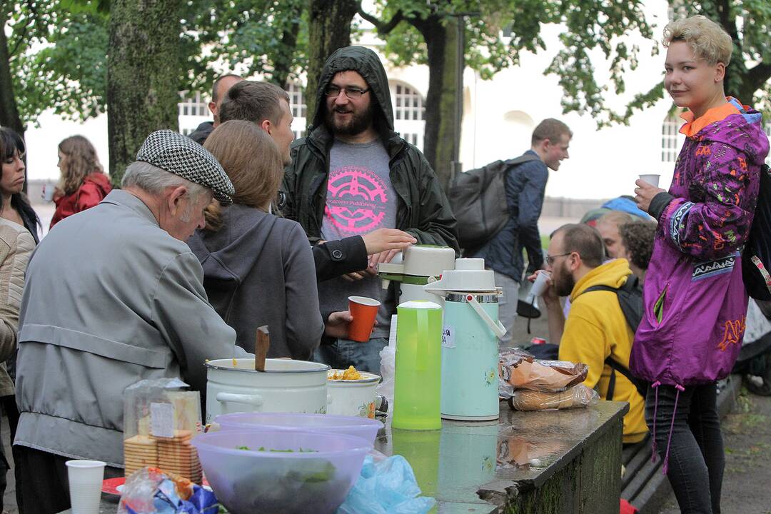 Protestivalio dalyviai okupuoja Miesto sodą