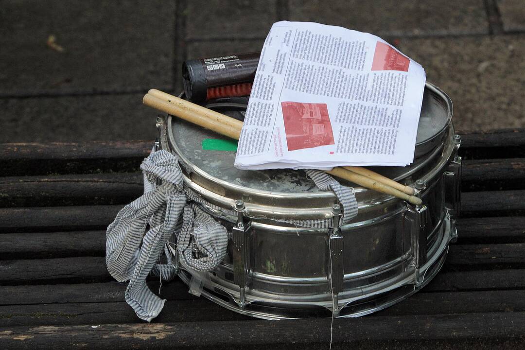 Protestivalio dalyviai okupuoja Miesto sodą