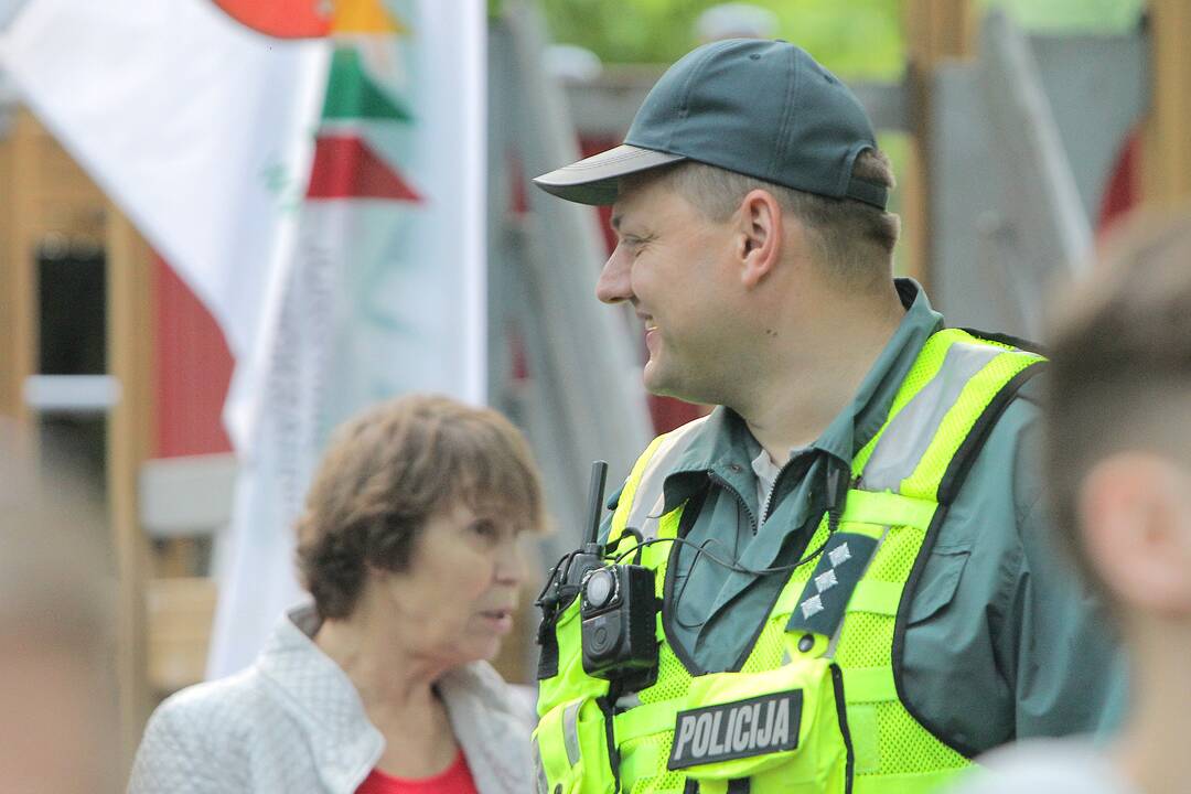 Protestivalio dalyviai okupuoja Miesto sodą