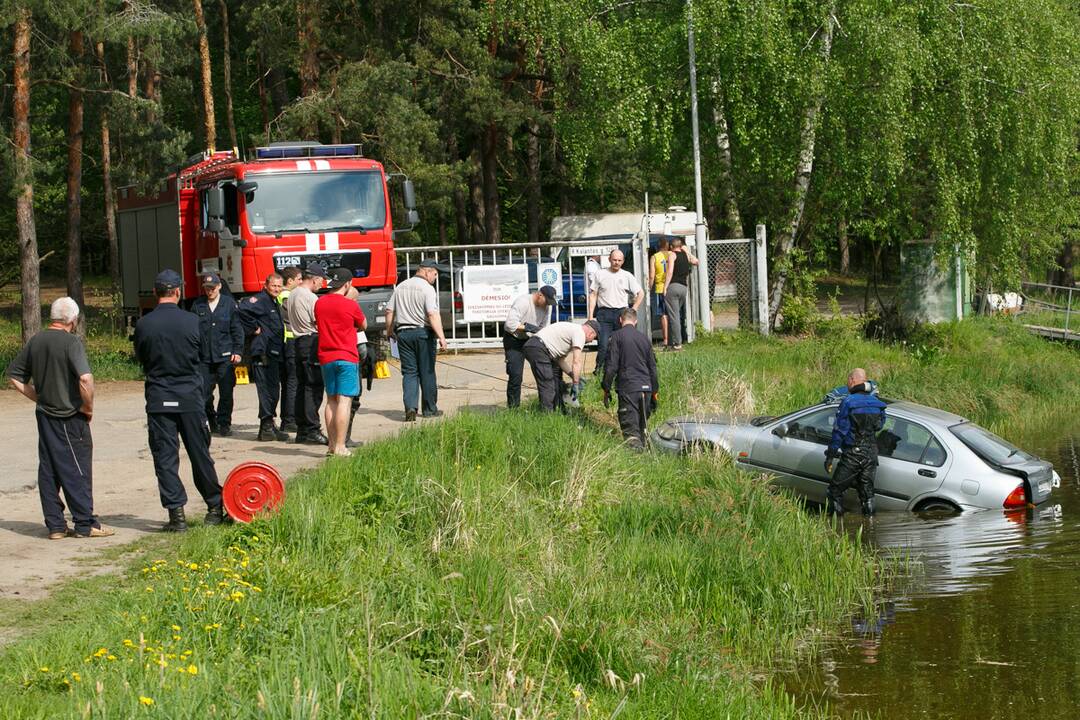 Automobilio traukimas iš Kauno marių