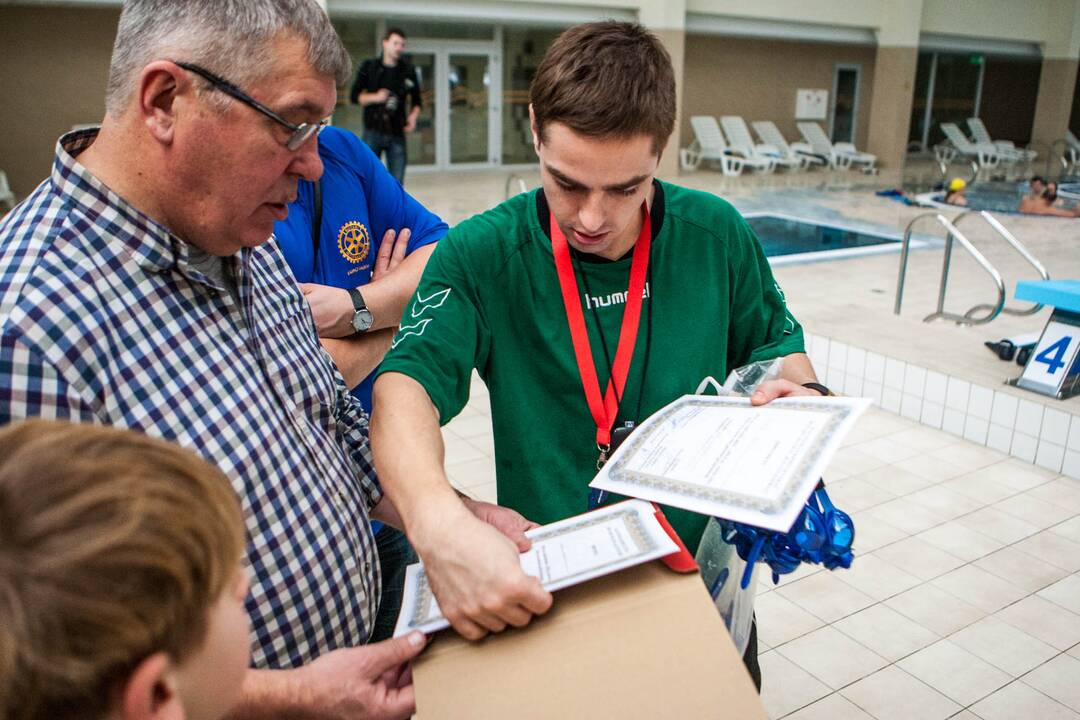 Rotary klubas Girstučio baseine mokė vaikus plaukti