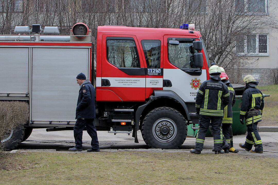 Kaune, Ryšių gatvėje nuo penkiaaukščio namo stogo nušoko jaunas vyras.