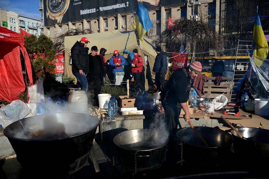 Ukrainoje prie Rados susirinko tūkstančiai protestuotojų