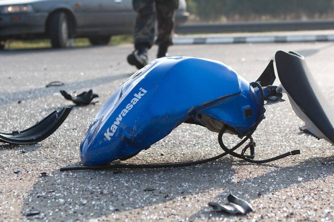 Atsakas nemandagiam motociklininkui – pasivažinėjimas ant kapoto