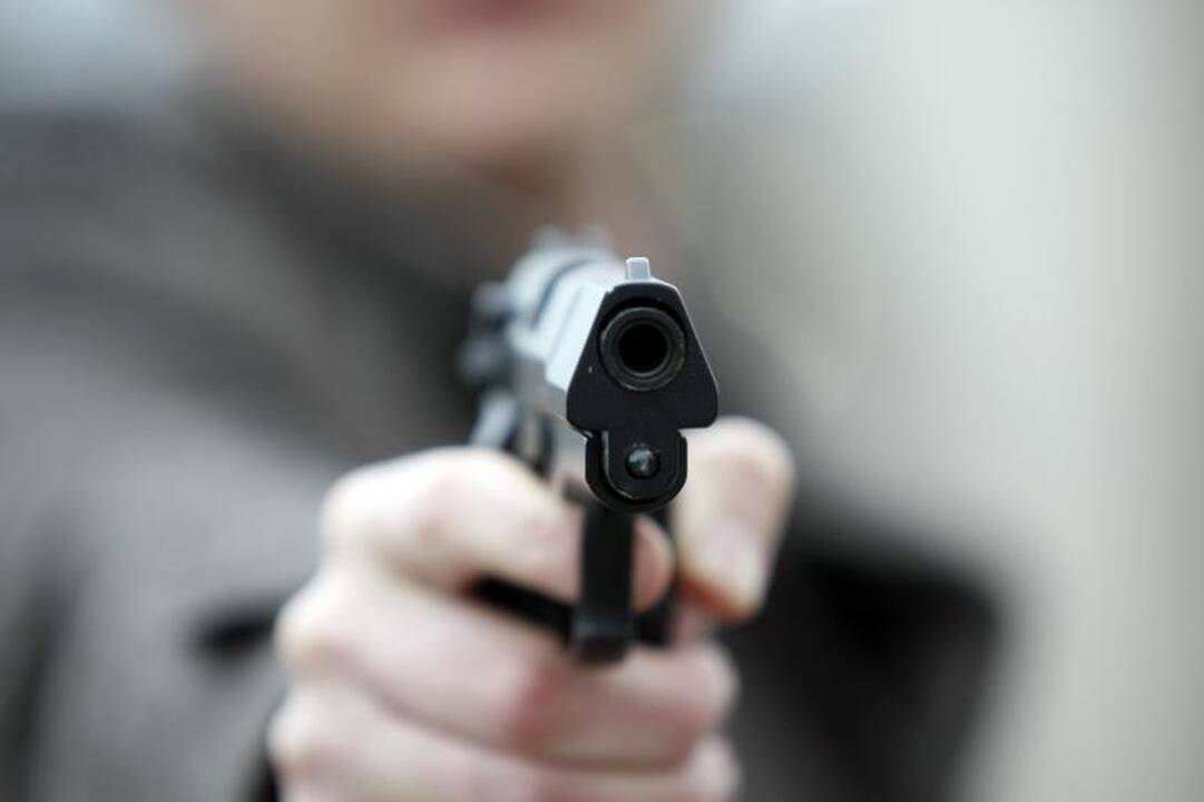 Vilniuje aidėjo šūviai, vyrui sužalotas riešas