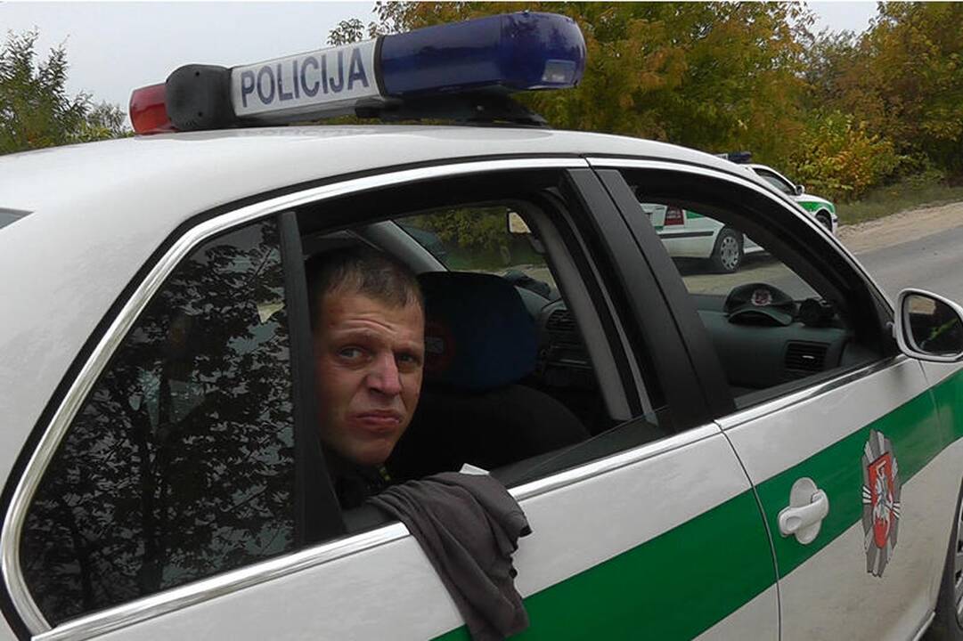 Po visą savaitgalį vykusių gaudynių vairuotojas įkliuvo girtas