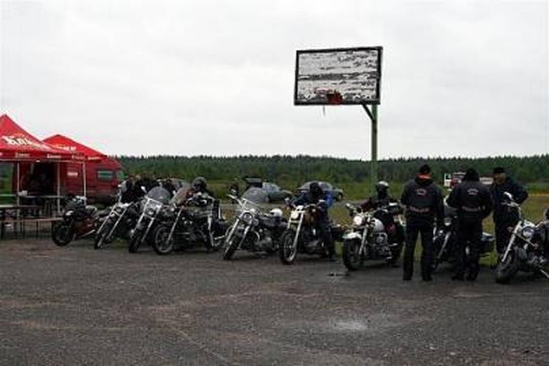Motociklininkų iš prospekto dar neveja