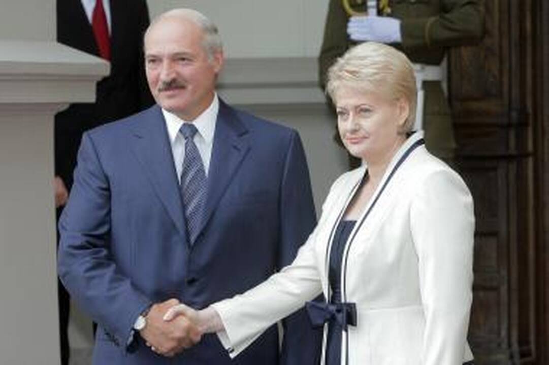 Parlamentaro A.Valinsko kabinete - fotomontažas su D.Grybauskaite ir A.Lukašenka 
