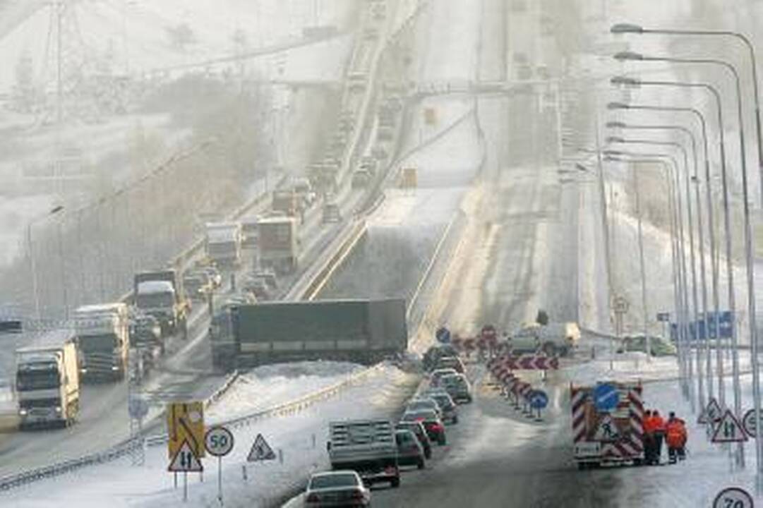 Lūžęs tiltas apnuogino kelininkų problemas