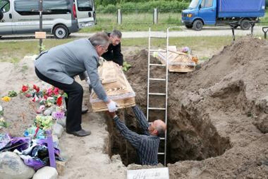 Klaipėdoje palaidoti konteineryje rasti kūdikiai (papildyta)
