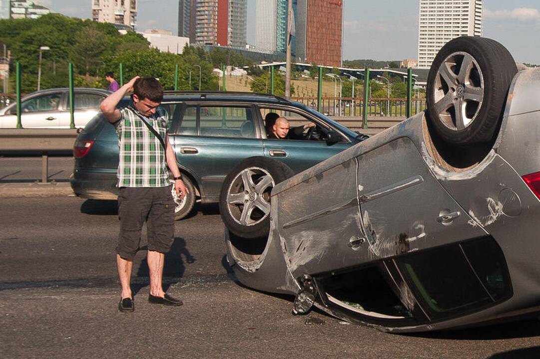 Vilniuje ant tilto apvirto automobilis „VW Golf“