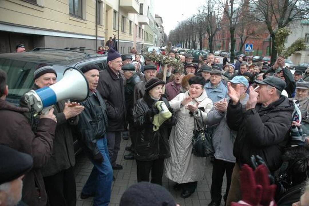 Profsąjungos reiškia nepasitenkinimą dviem ministrais, rengiasi streikui
