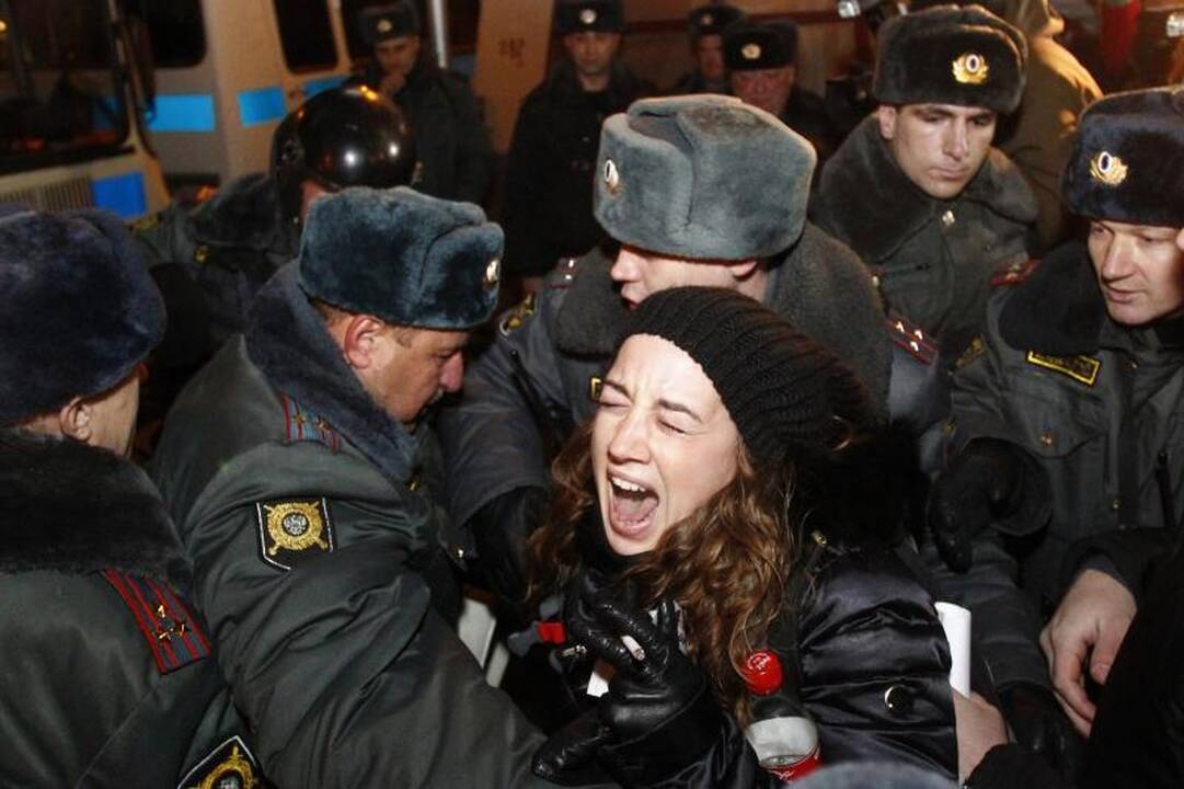 Maskvos policija sulaiko į akciją Triumfo aikštėje einančius žmones