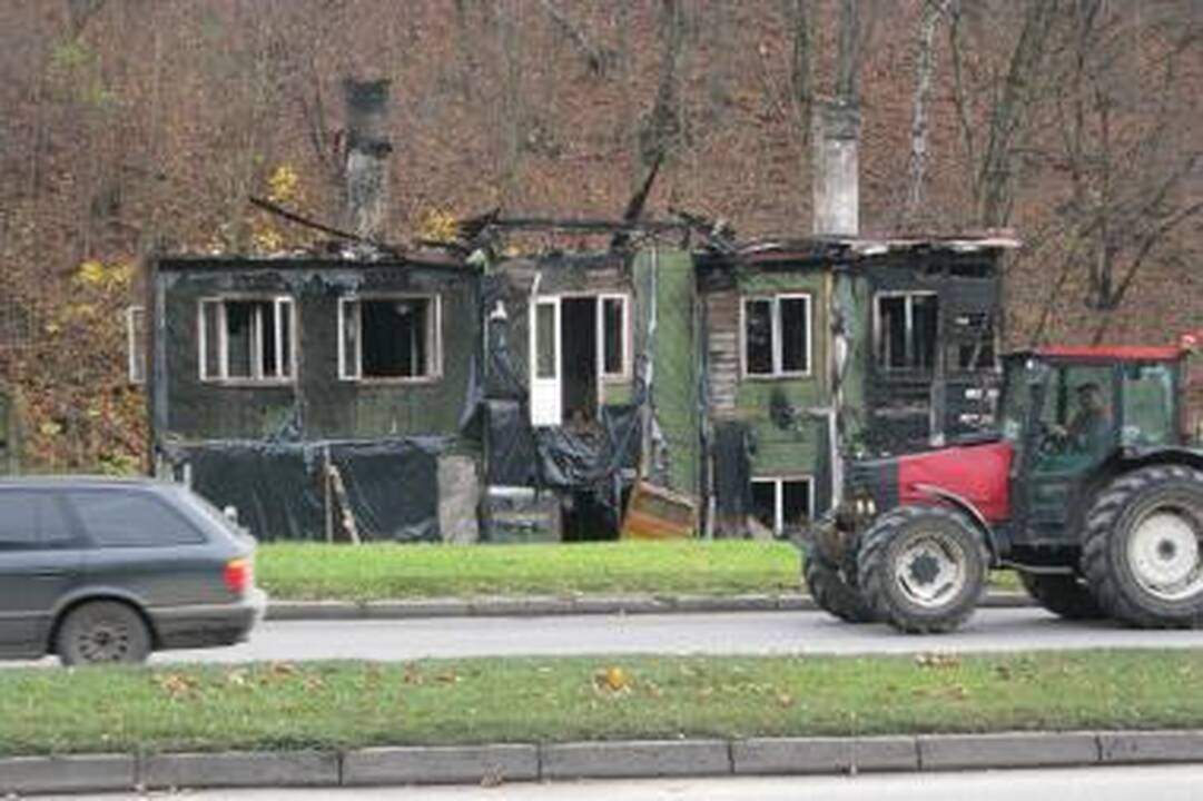 Sudegęs namas paliktas likimo valiai