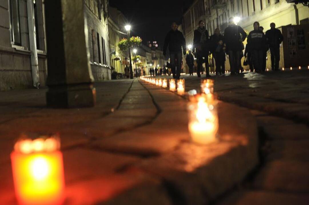 Tūkstančiai studentų žvakelių – išėjusiesiems