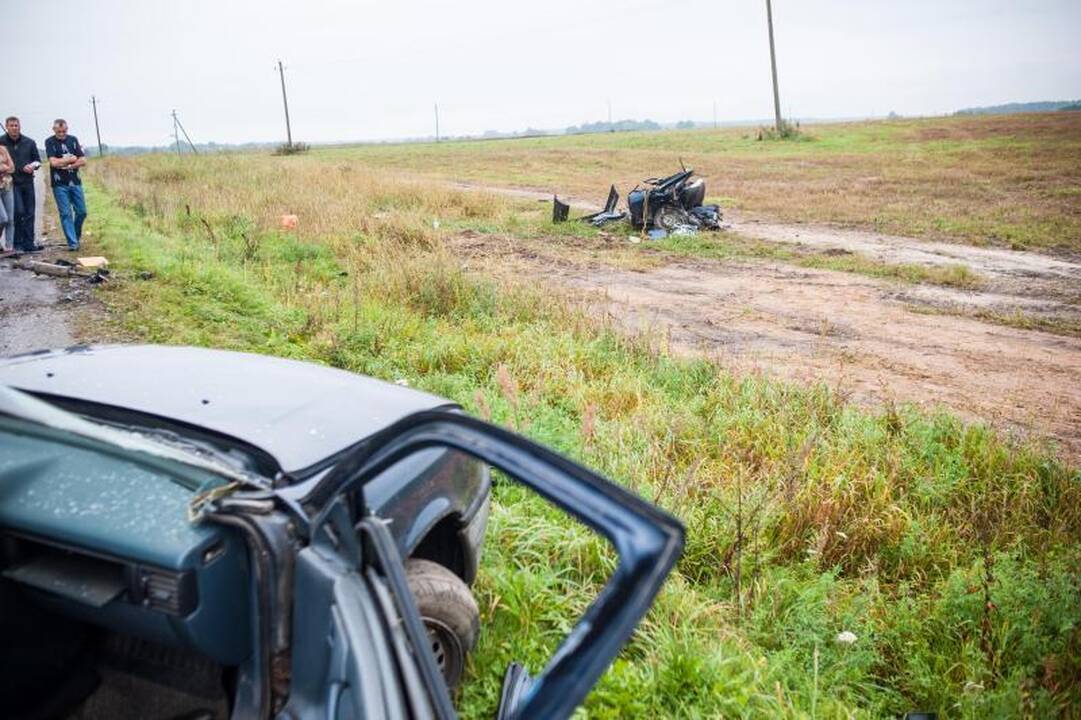 Iš sumaitotos mašinos ištrauktos 23 metų merginos būklė sunki
