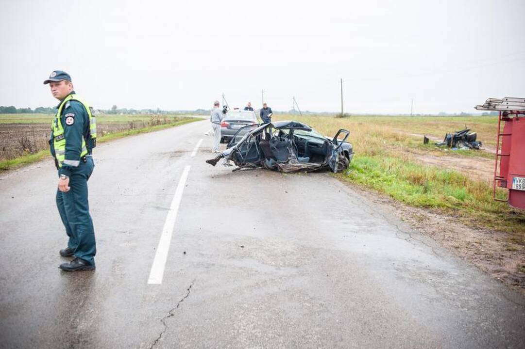 Iš sumaitotos mašinos ištrauktos 23 metų merginos būklė sunki