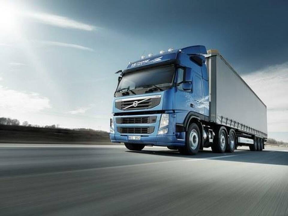 „Volvo“ sėkmingai išbandė pusiau autonominę autovilkstinę