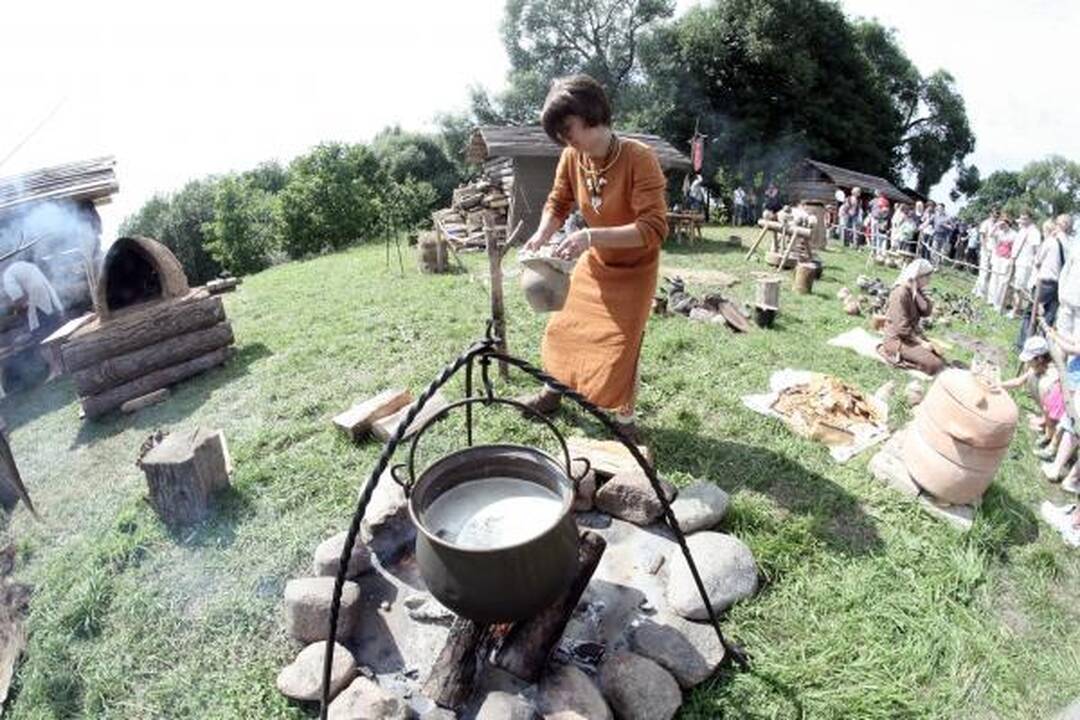 Kernavėje šurmuliuoja Gyvosios archeologijos dienos