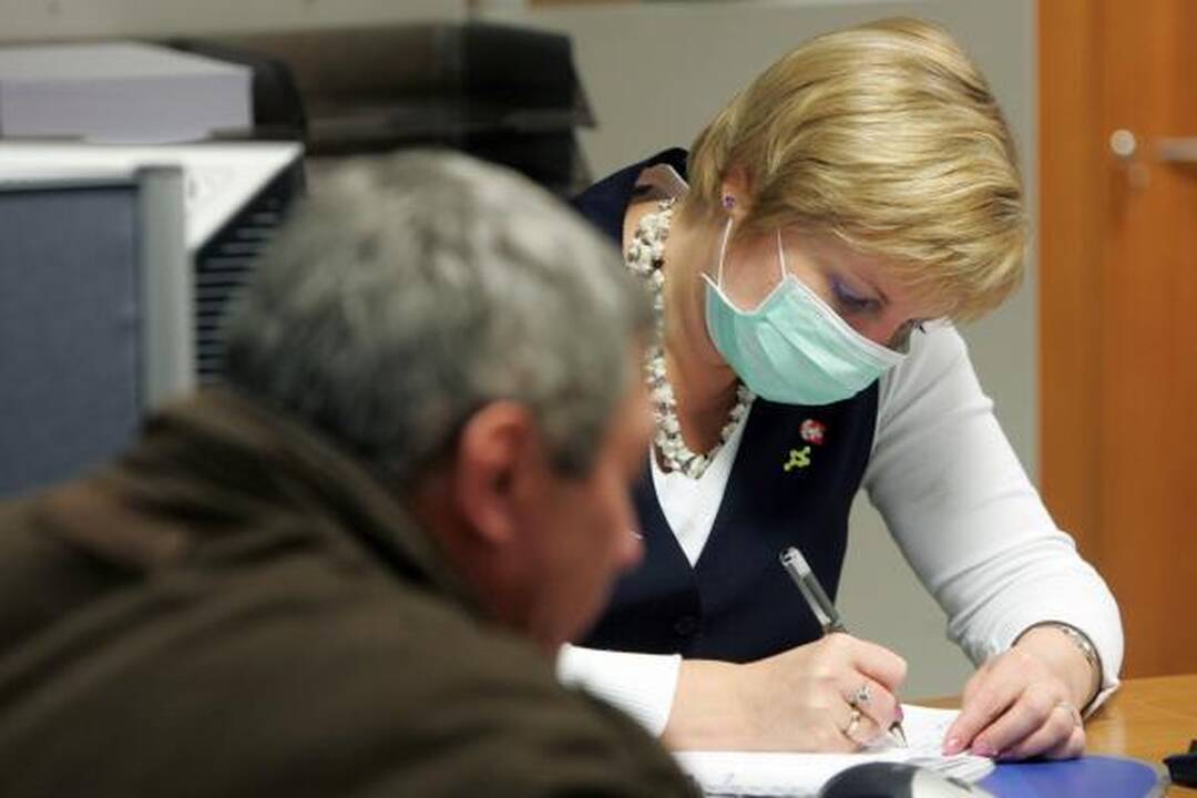 Nuo gripo epidemijos savivaldybė pasislėpė po kaukėmis