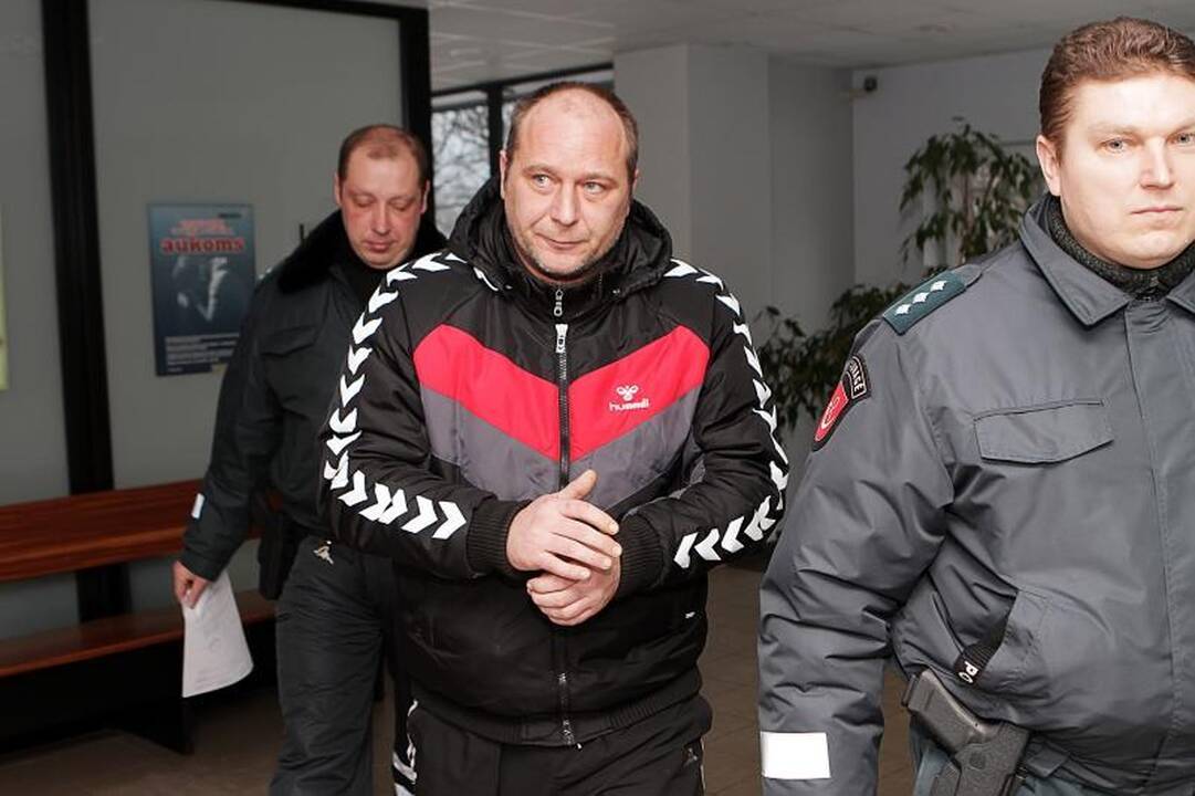 Vėjas išvertė medžius