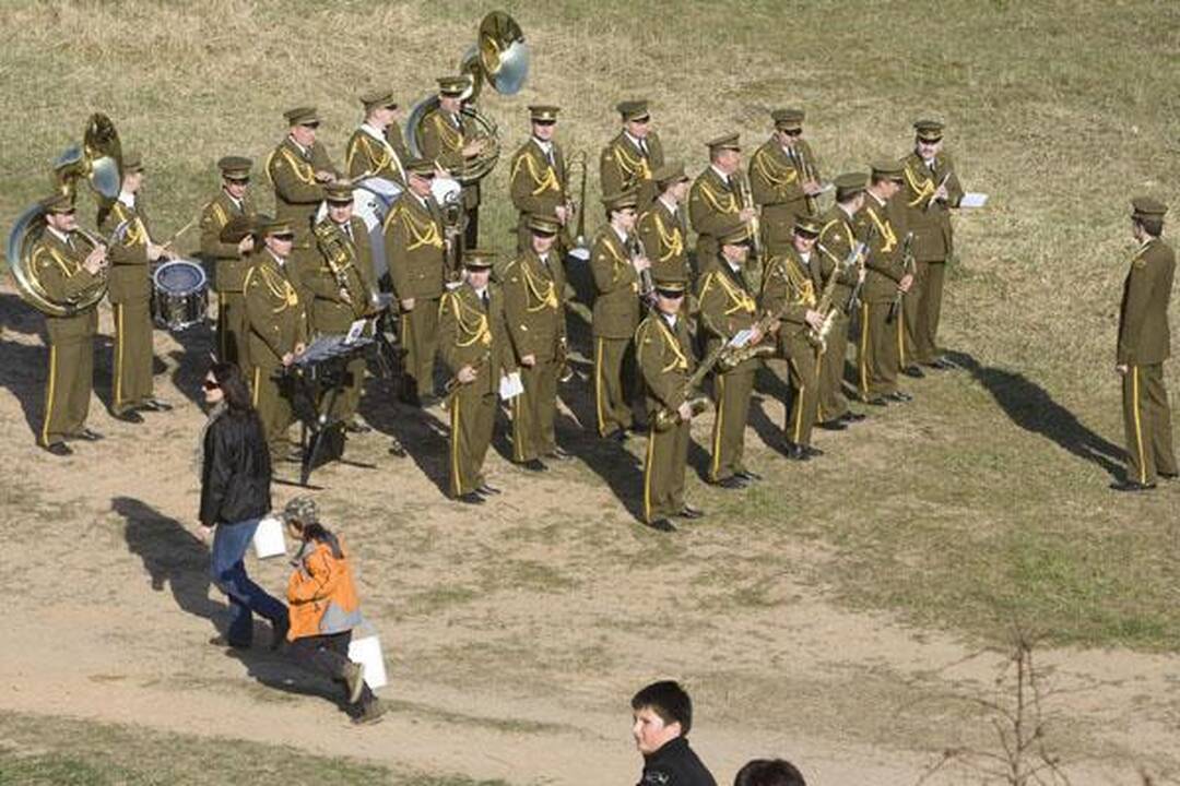 „Saulės“ mokykla Viršuliškėse pasodino ąžuolų parką