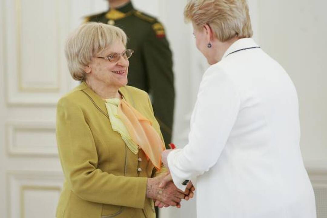 D.Grybauskaitė įteikė apdovanojimus už nuopelnus Lietuvai