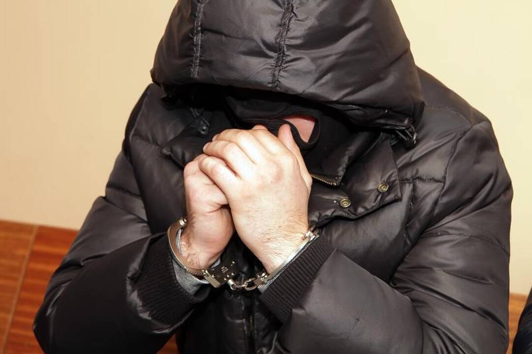 Dėl sukčiavimo sulaikyti policijos pareigūnai savo kaltę neigia