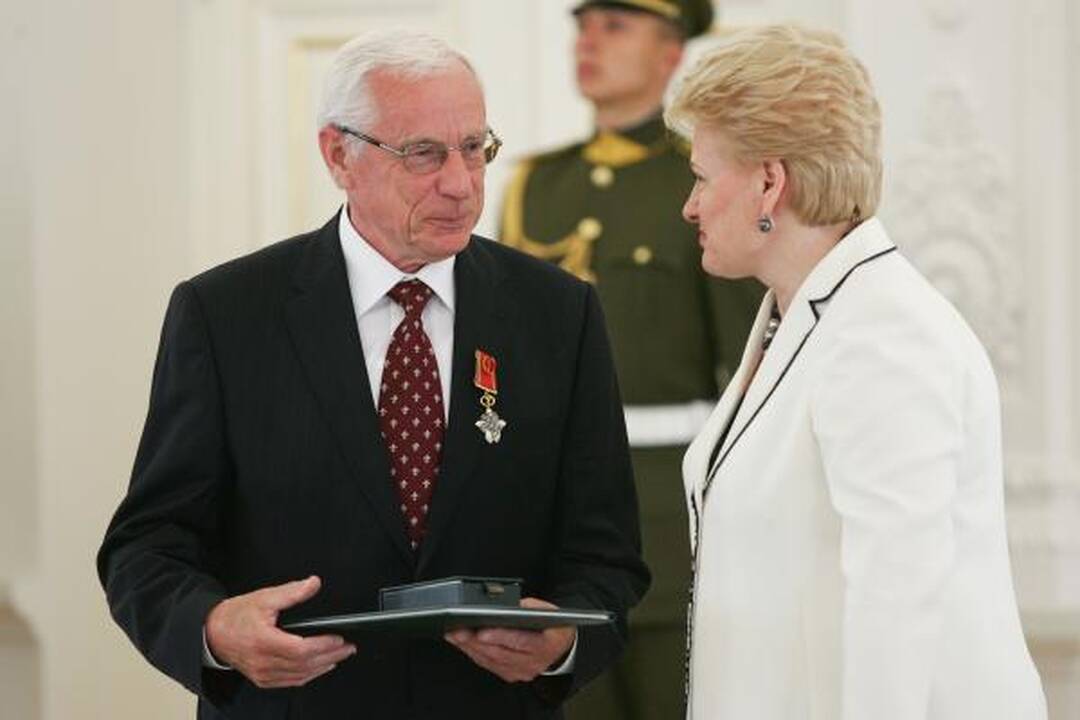 D.Grybauskaitė įteikė apdovanojimus už nuopelnus Lietuvai