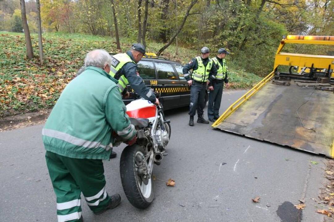 Sprukdami nuo policijos motociklininkai rėžėsi į patrulių automobilį