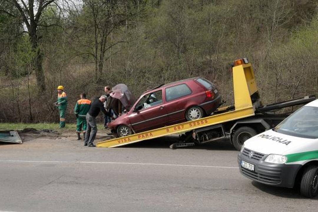 Konteineris užvirto ant pravažiuojančio automobilio