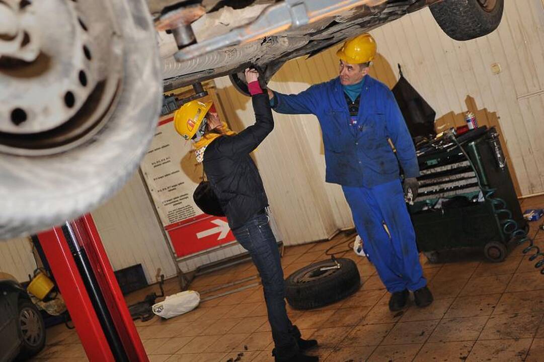Autoservise nusiginkluojanti moteris – lengva auka lupikautojams