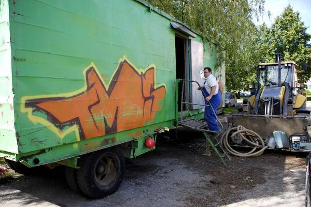 Statybininkai užėmė krepšinio aikštelę