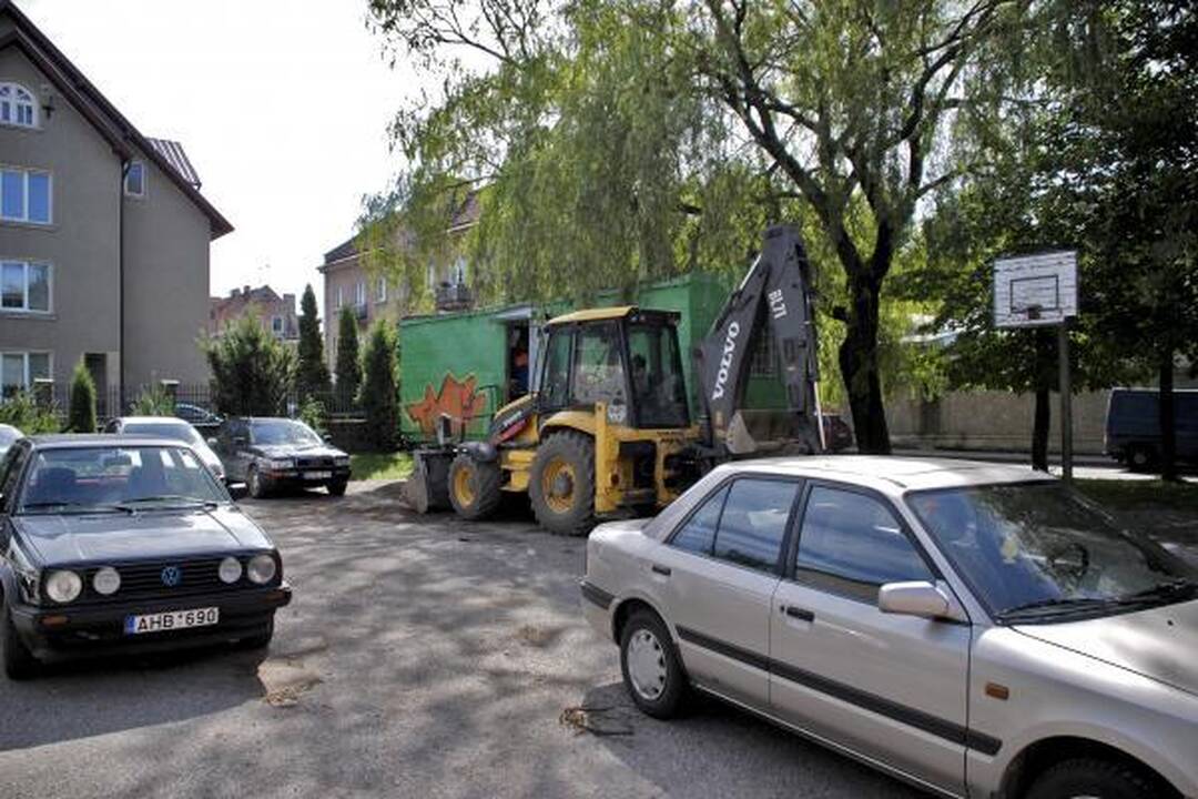 Statybininkai užėmė krepšinio aikštelę