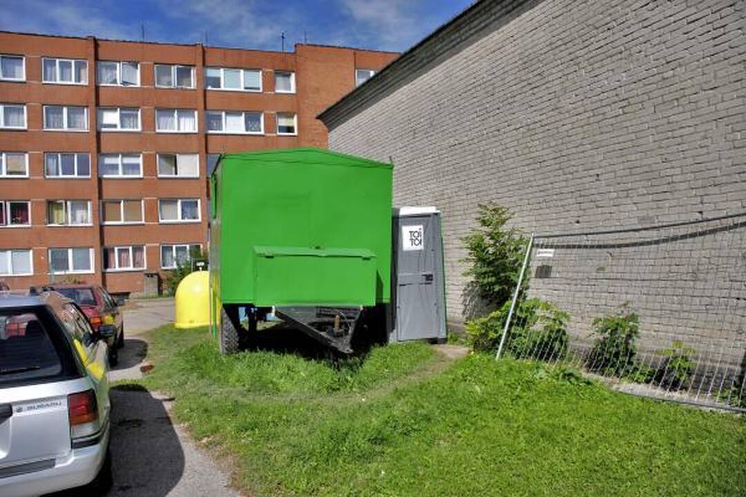 Statybininkai užėmė krepšinio aikštelę
