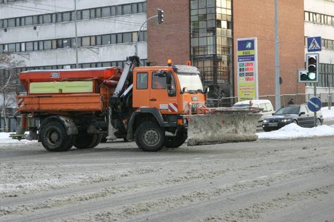 Vilniaus kelininkai: smarkiau pasnigus, druskos gali nepakakti