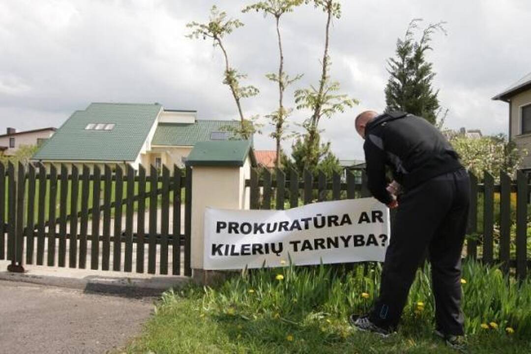 Prie Venckų namų atvyko ir V.Šustauskas, ir baikeriai (papildyta)