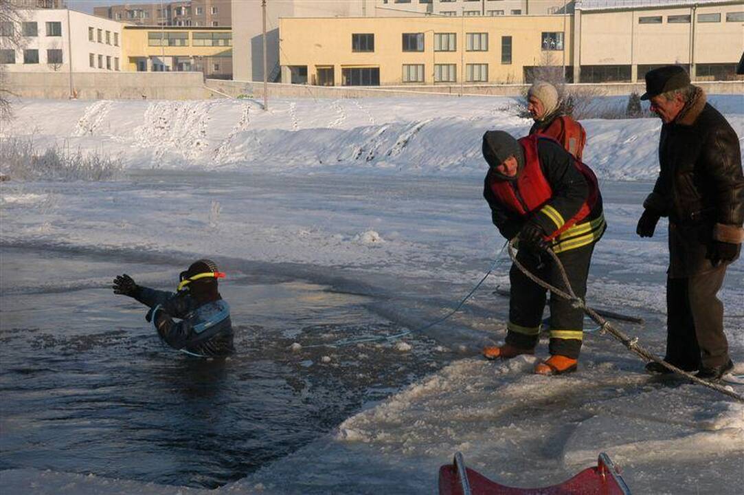 Iš Vokės upės Grigiškėse ištraukti betoniniai luitai