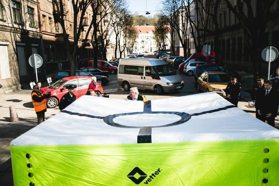 Per avariją Vilniuje apvirto moters taranuotas automobilis