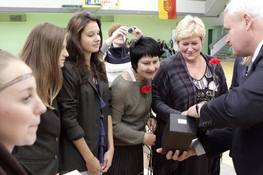 Frontas mitingavo, jaunimas - šaipėsi (papildyta)