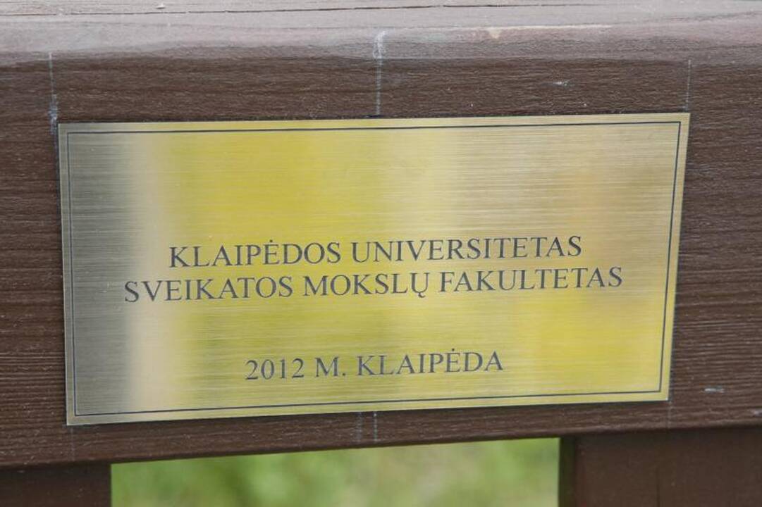 Senjorai padovanojo Klaipėdos botanikos sodui du suolus