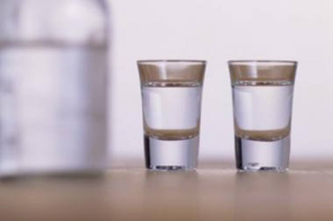 Kretingiškė gabeno 15 litrų naminė degtinės