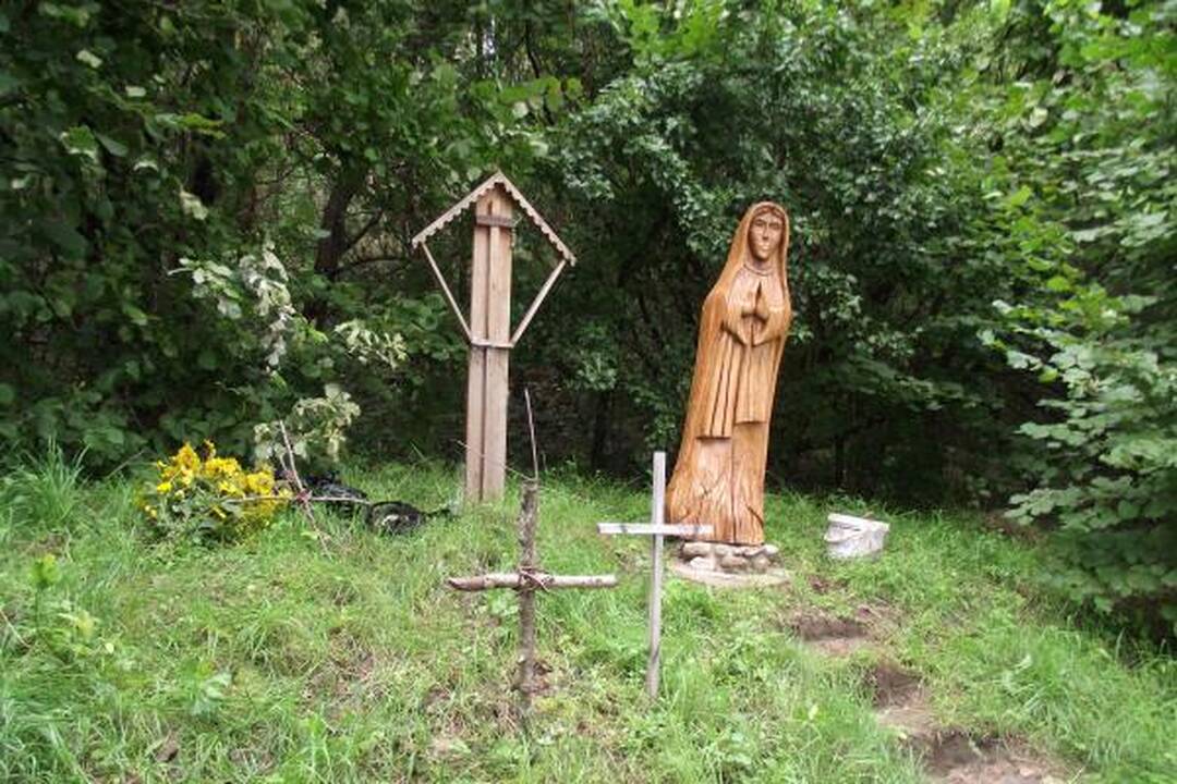 D.Kedžio kūno radimo vietoje pastatyta skulptūra