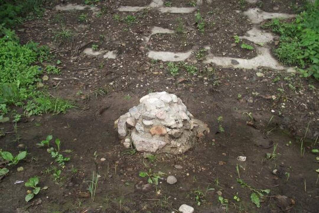 D.Kedžio kūno radimo vietoje pastatyta skulptūra