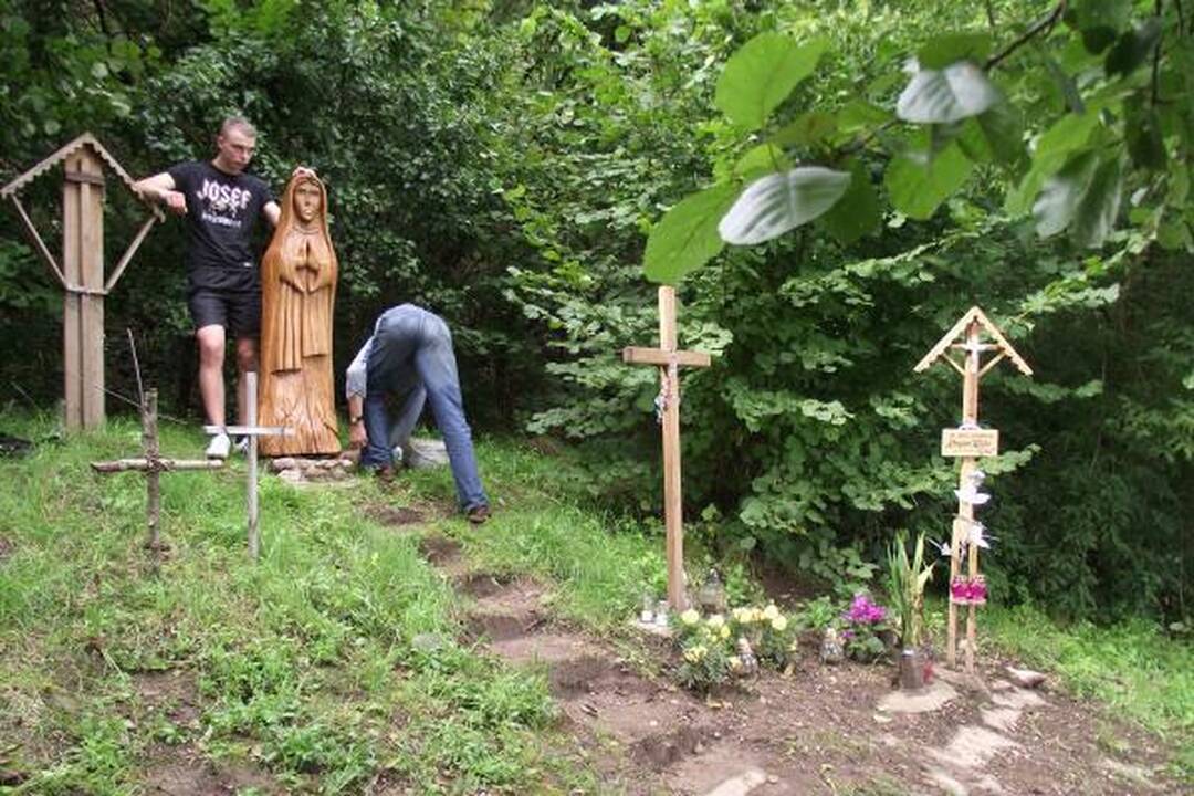 D.Kedžio kūno radimo vietoje pastatyta skulptūra