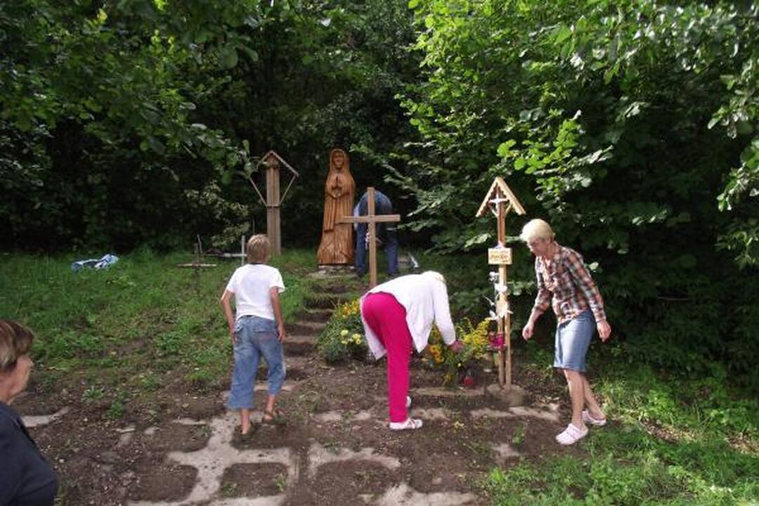 D.Kedžio kūno radimo vietoje pastatyta skulptūra